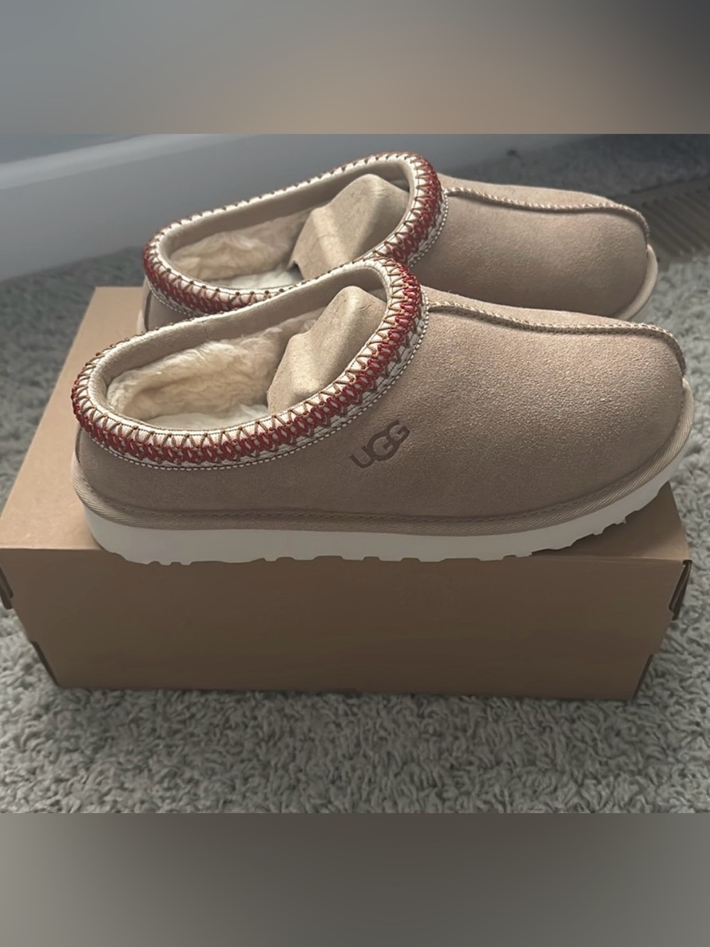 BRAND NEW SAND TASMAN UGGS size 9
send offers :)